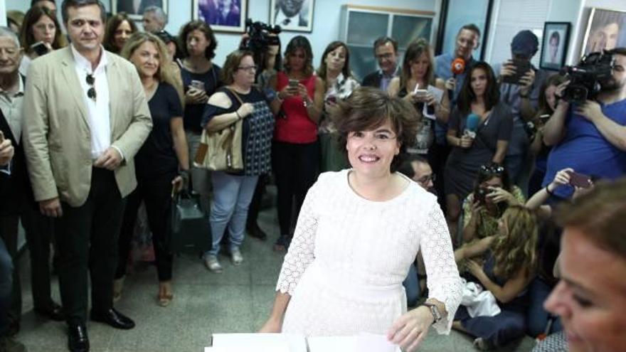 La candidata del PP Soraya Sáenz de Santamaría vota en les primàries en la mesa electoral del districte de Salamanca.