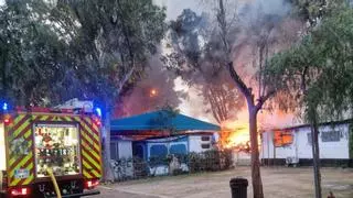 Incendio en un camping de El Perelló: "Salí de la caravana con las zapatillas y el pijama y me he quedado sin nada"