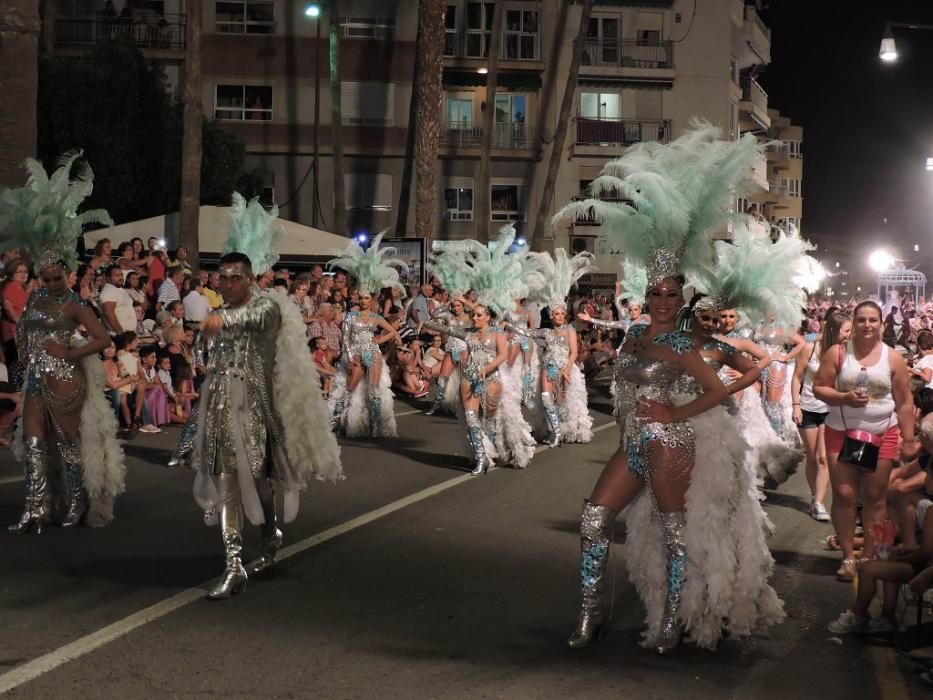 La bahía de Águilas se transforma en un gran teatro en su Carnaval de verano