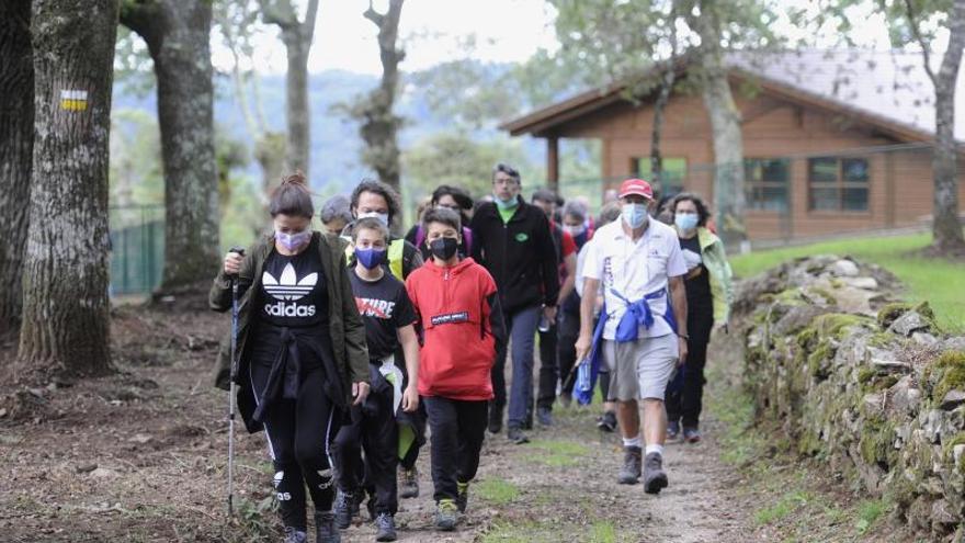 La ruta fue inaugurada en turnos de mañana y tarde por muchos senderistas.   | // BERNABÉ/JAVIER LALÍN