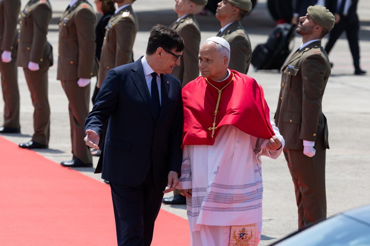 El Papa conversa con Salvador Illa tras aterrizar en Barcelona.