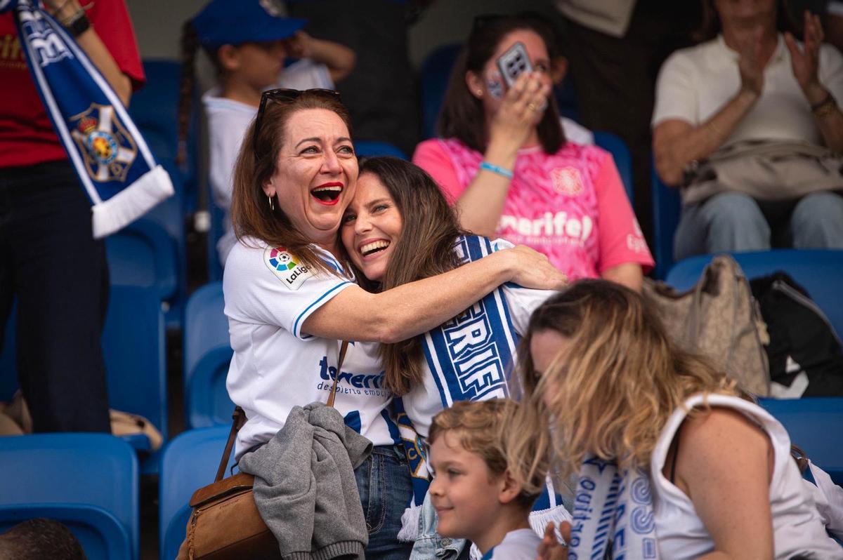 Entre lágrimas, besos y abrazos: así celebra el CD Tenerife su ascenso durante el calentamiento