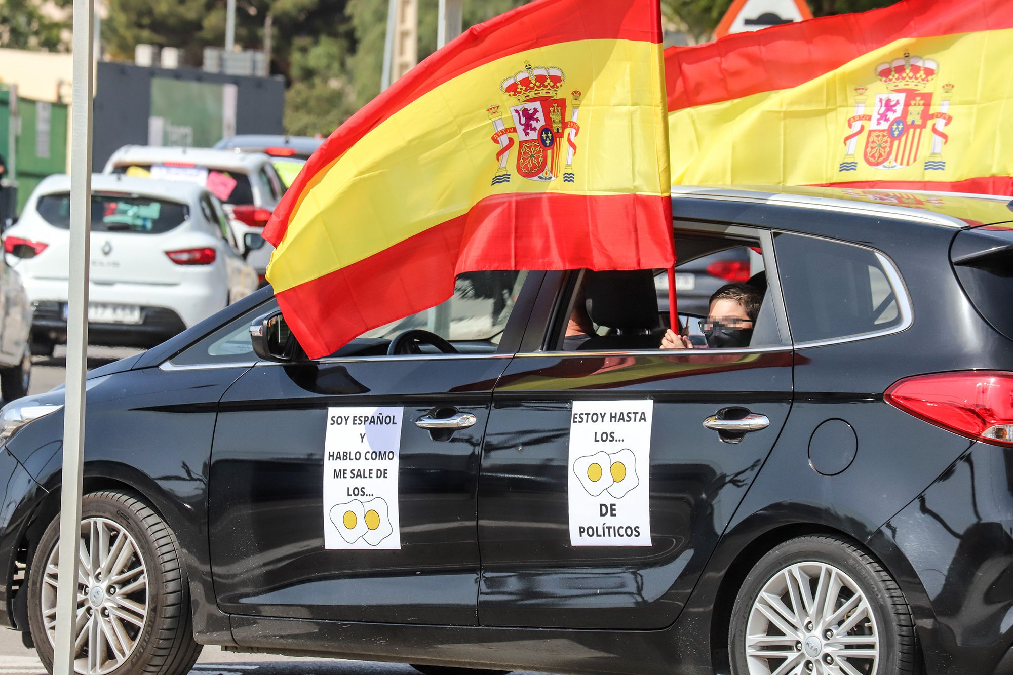 Una caravana con cientos de vehículos clama en Pilar de la Horadada contra la "imposición" del valenciano