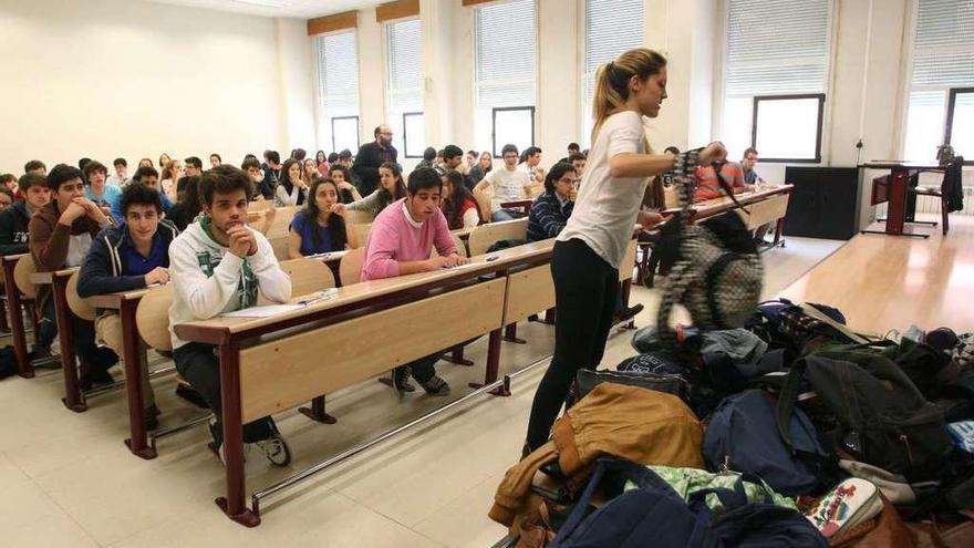 Alumnos antes del examen de Selectividad en la Universidad de Valladolid.