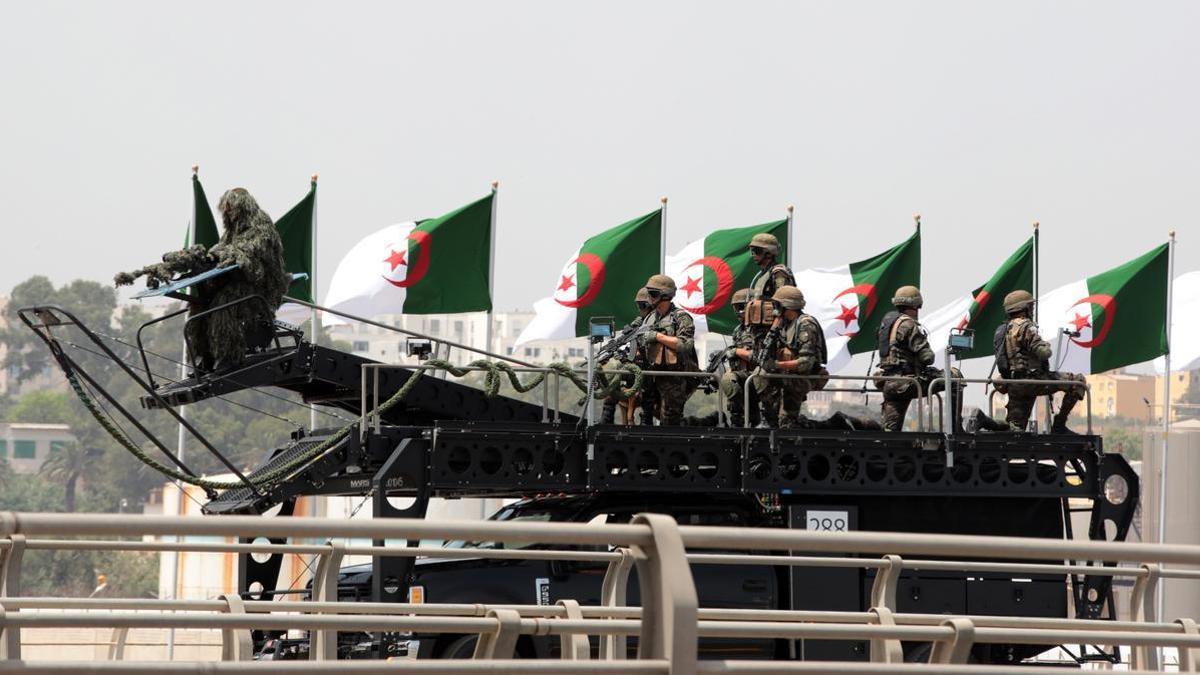 Soldados argelinos participan en el desfile militar para celebrar el 60 aniversario de la independencia de Francia.