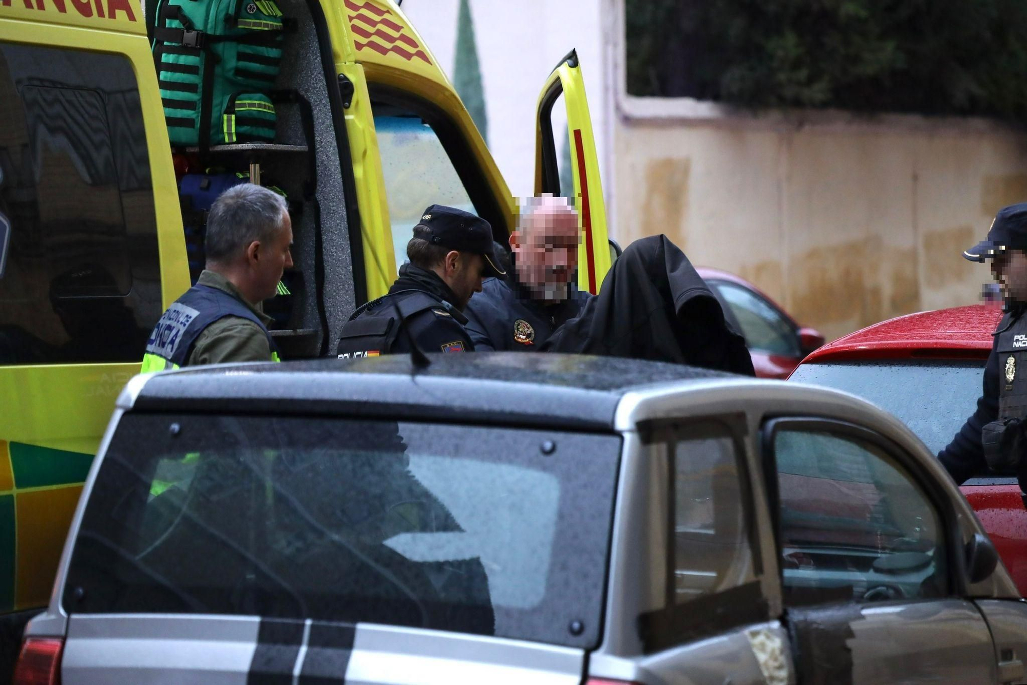 EN IMÁGENES | Un hombre se atrinchera en su casa tras apuñalar a otro en el cuello tras una pelea en la calle El Sepulcro de Zaragoza