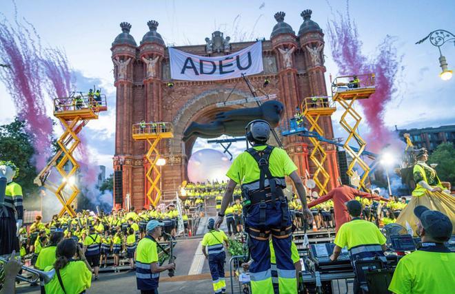 Teatres de Campanya encén l’Arc de Triomf