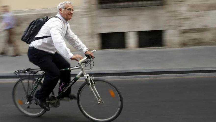 Ribó acepta tener escoltas pero deberán ir en bicicleta y andando