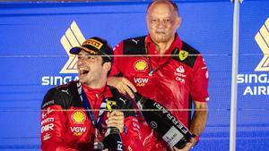 Singapore (Singapore), 17/09/2023.- First place Spanish Formula One driver Carlos Sainz (R) and Team chief Frederic Vasseur of Scuderia Ferrari celebrate with champagne during a prize ceremony of the Singapore Formula One Grand Prix race at the Marina Bay Street Circuit, Singapore, 17 September 2023. (Fórmula Uno, Singapur, Singapur) EFE/EPA/TOM WHITE