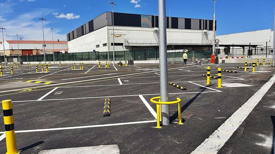 Amazon tiene casi listo el nuevo parking de su planta de Meres