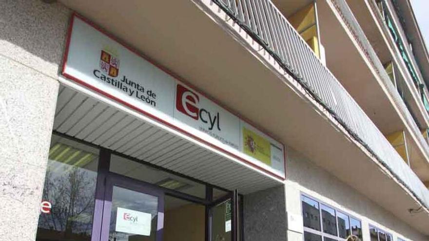 Una joven sale de las oficinas del Ecyl en Zamora.