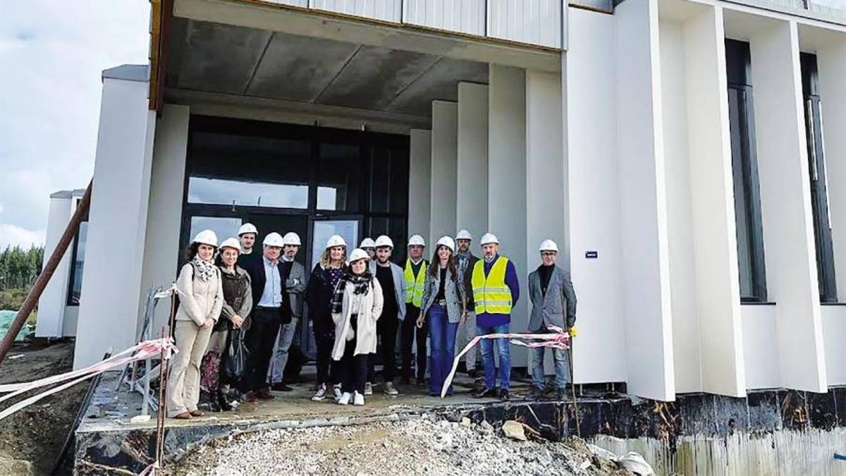 Varios representantes de las empresas y la AAET posan durante la visita.