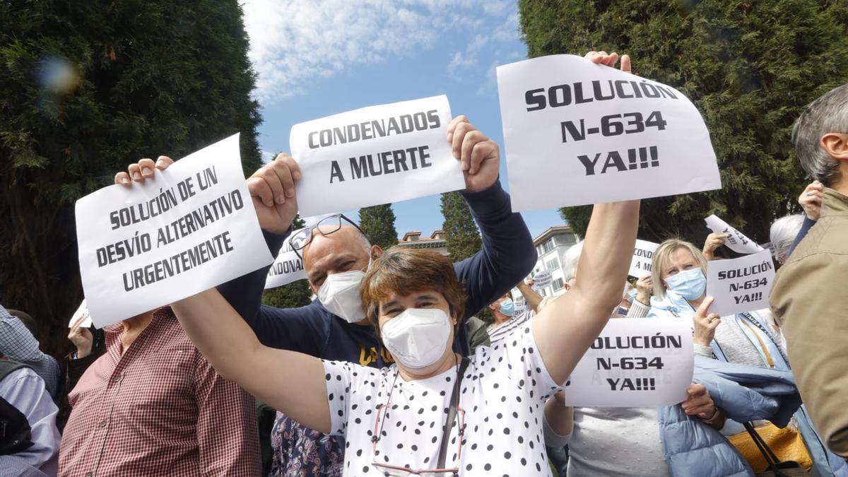 Caravana-manifestación frente a la Delegación del Gobierno para pedir una solución al "argayón" de Salas