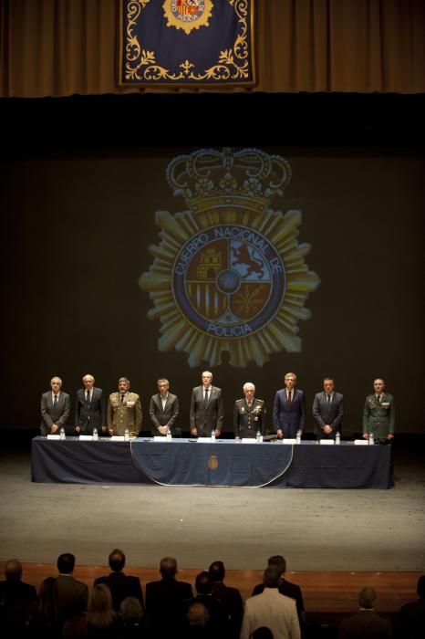 En un acto celebrado en el teatro Colón, se han impuesto las Medallas al Mérito Policial a los integrantes de la Policía Nacional que a lo largo del año han destacado por su entrega al servicio.