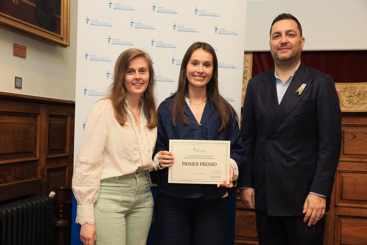 Cristina Menéndez (ganadora de la primera edición del certamen), Claudia García (primer premio) y José Miguel Vegas.