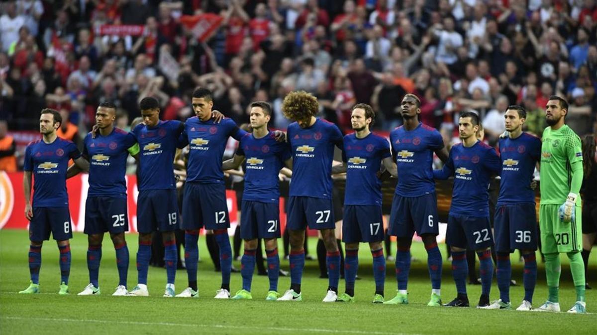 Los jugadores del United durante el minuto de silencio previo a la final de la Europa League