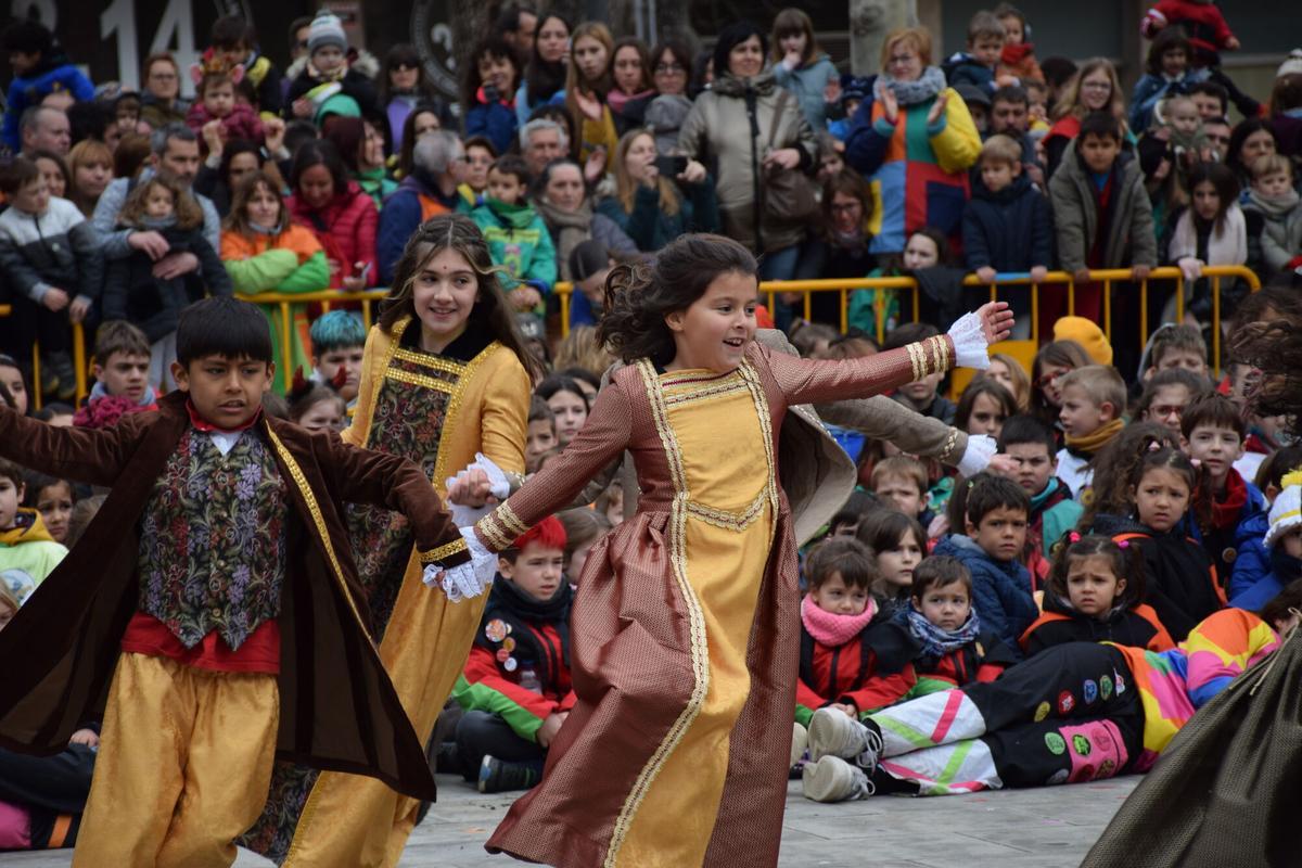 Els infants de Solsona fan ballar els gegantons del Carnaval Els infants de Solsona fan ballar els gegantons del Carnaval