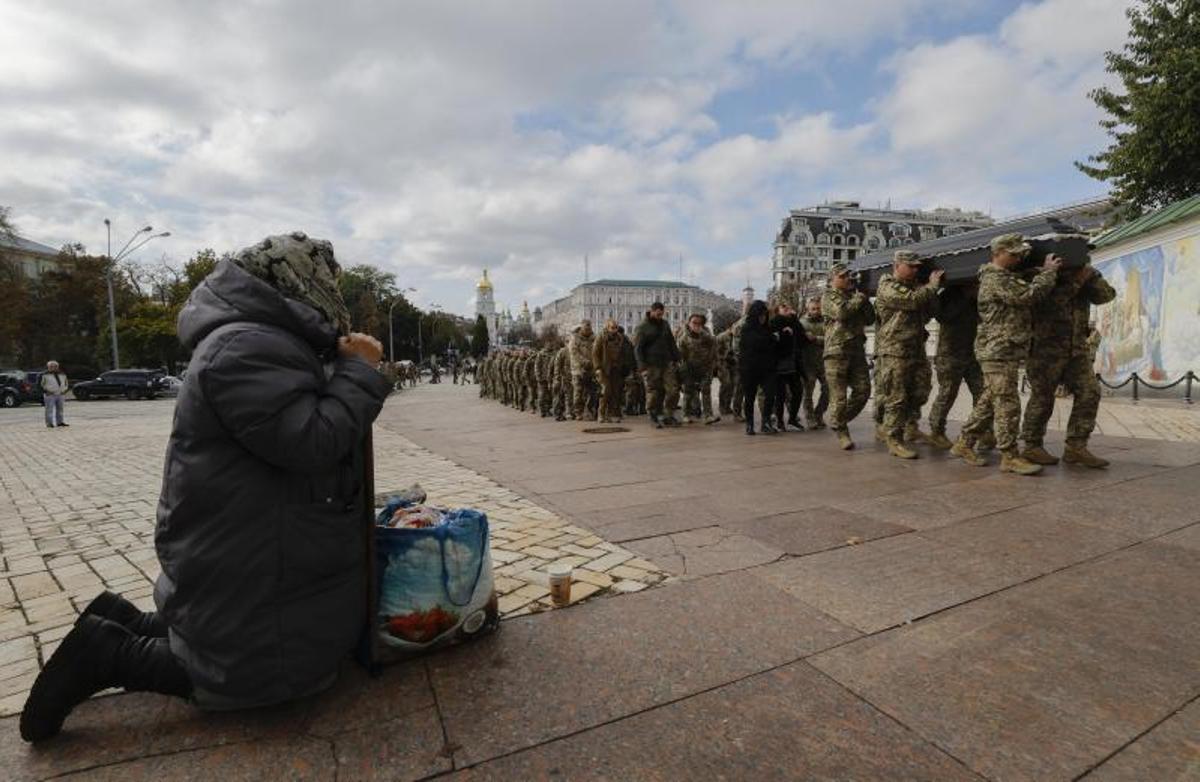 Una mujer reza al paso del ataud de un soldado muerto en combate, en un funeral celebrado el pasado 19 de octubre en Kiev.