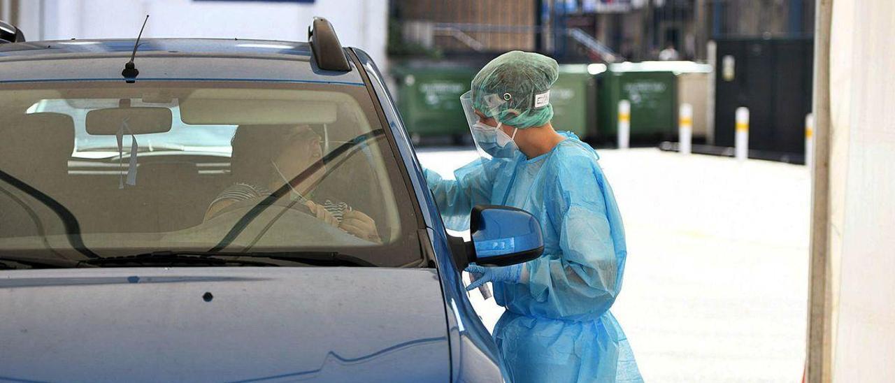 Una enfermera hace el test del coronavirus a una paciente en el Hospital Provincial.