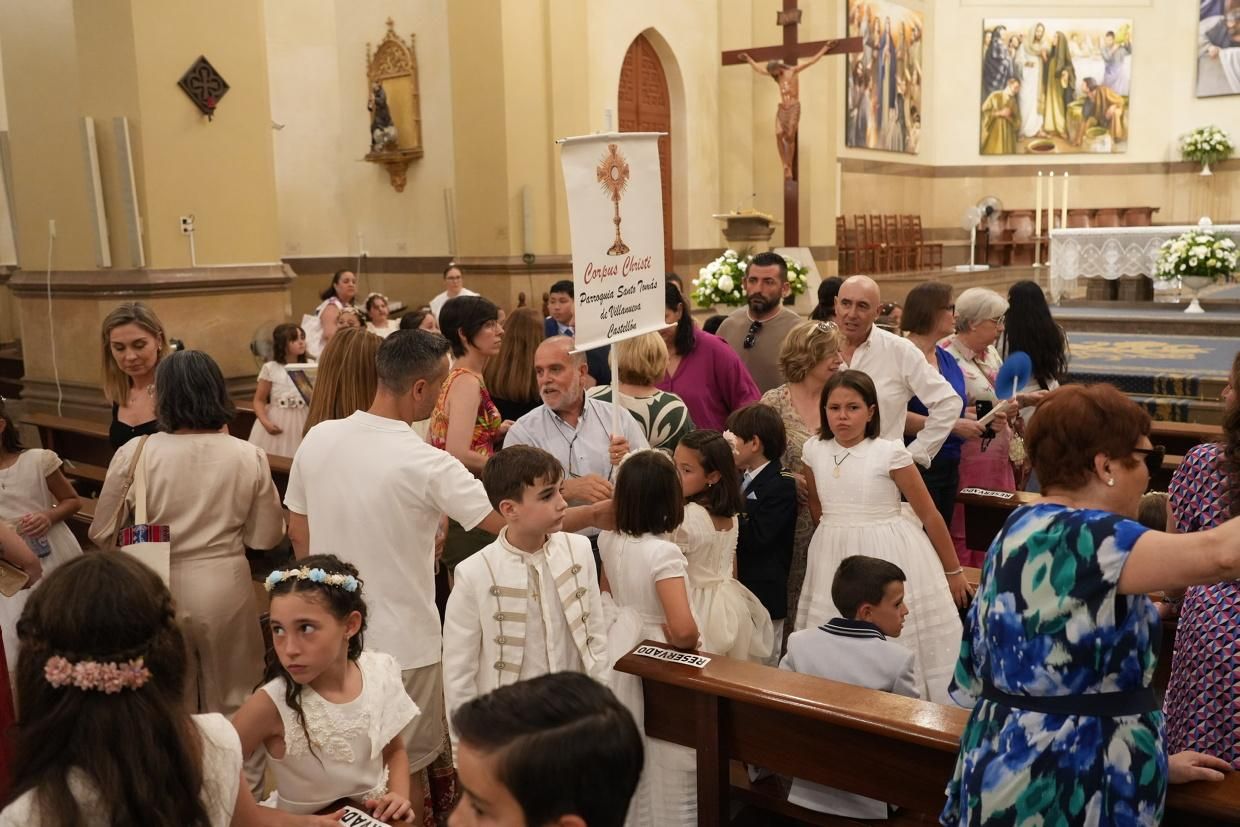 Castelló recibe con honores al Santísimo en la procesión del Corpus Christi