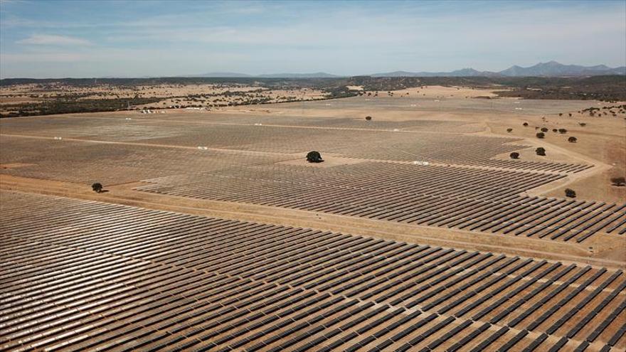 Endesa energiza sus parques fotovoltaicos extremeños