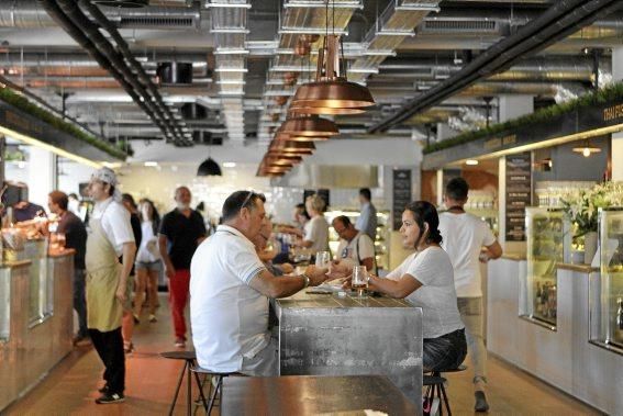 14 Stationen mit kulinarischen Raffi nessen vereint der neue Streetfood-Markt Mercat 1930 am Paseo Marítimo.