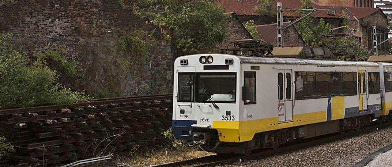 Un tren de Feve circulando por La Felguera.