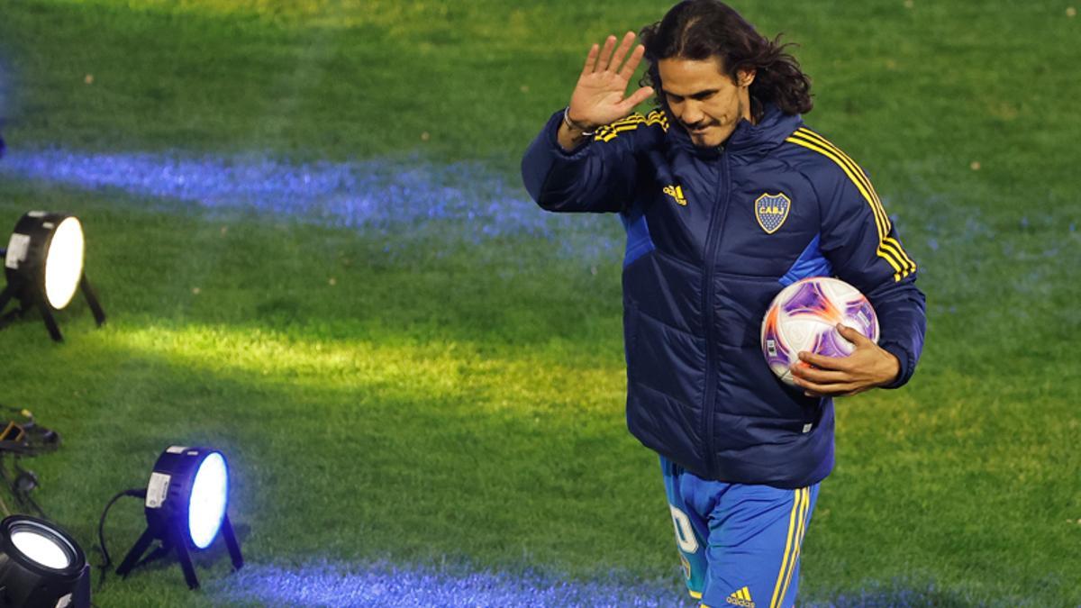 Cavani posando con la camiseta de Boca