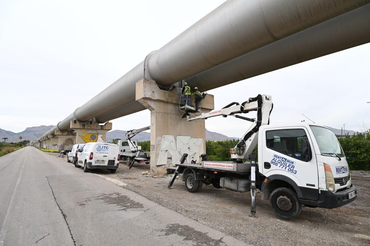 Fuga de agua en el trasvase a su paso por Orihuela