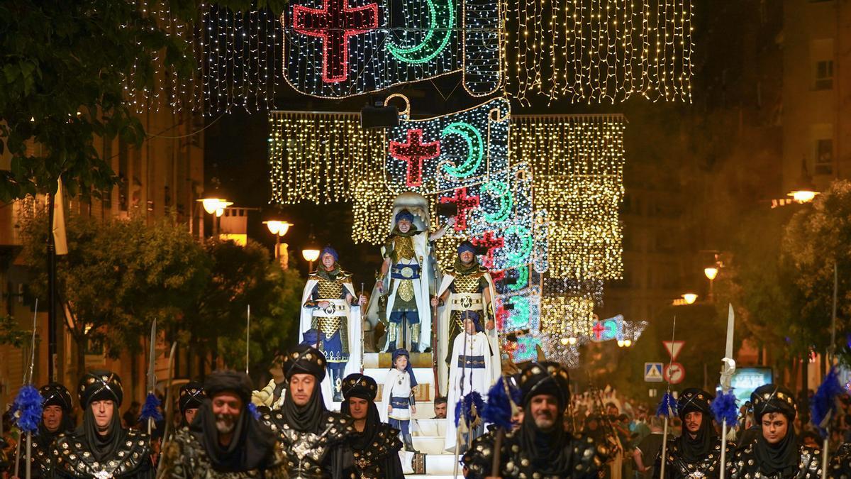 Imagen de archivo de un desfile nocturno en las fiestas de Moros y Cristianos de Ontinyent.