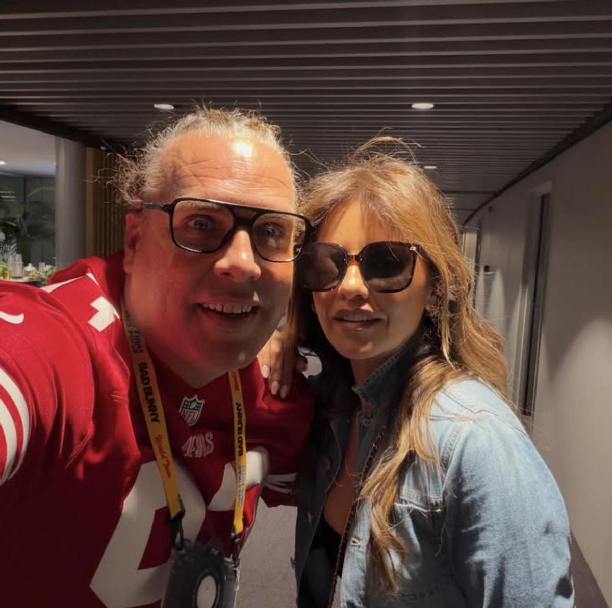 Torito Quique con Mónica Cruz en el concierto de Bad Bunny