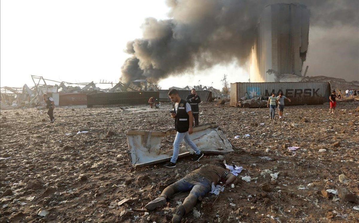 El cadáver de un hombre, en la zona de la explosión de Beirut.