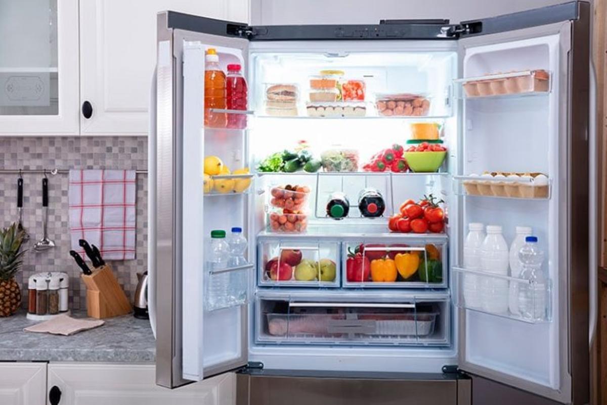 Alimentos colocados dentro de la nevera.