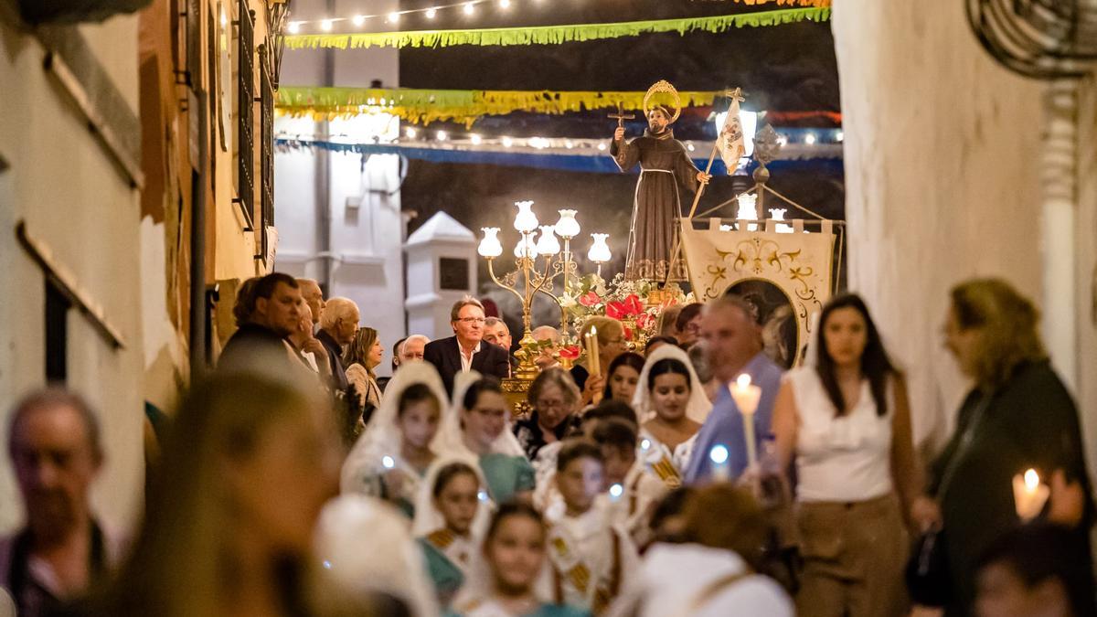 Los días 2 y 3 de octubre marcados por la devoción: procesiones en honor a la Divina Aurora y la Virgen de los Dolores, y la tradicional Aurora de Sant Francesc al amanecer.