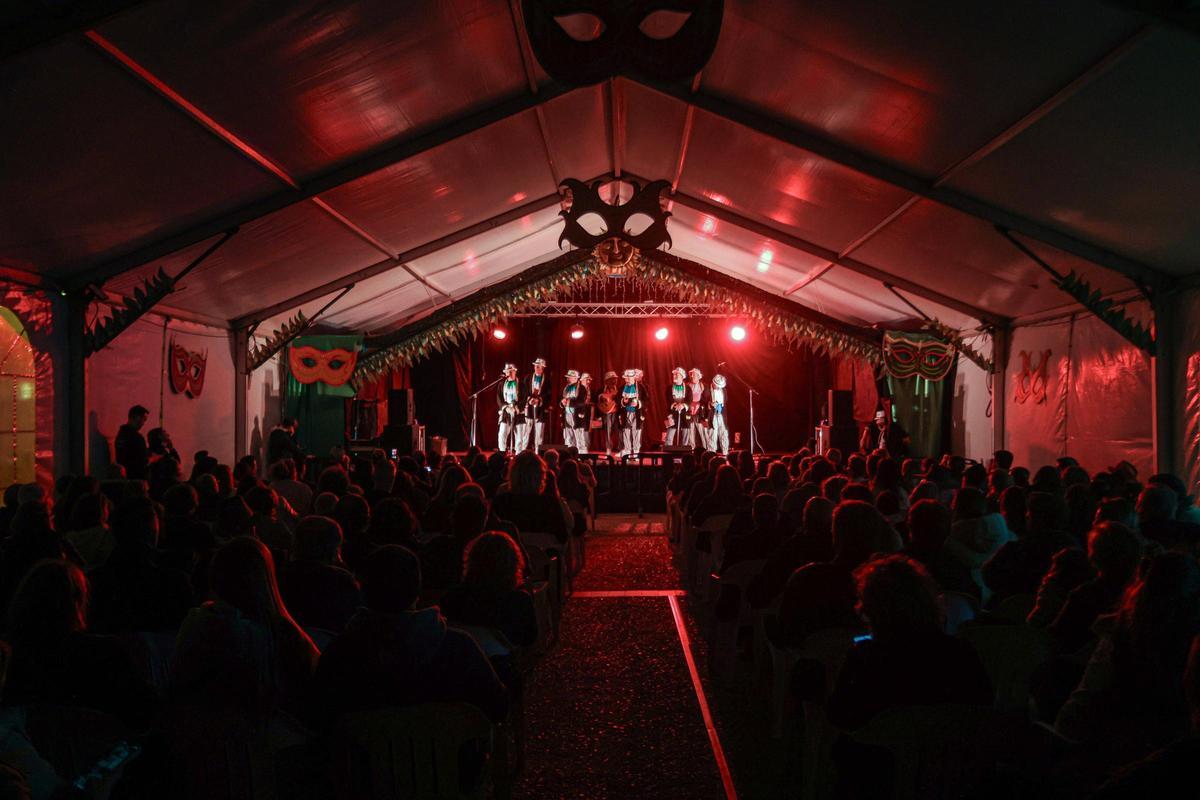 El público llenó la carpa.