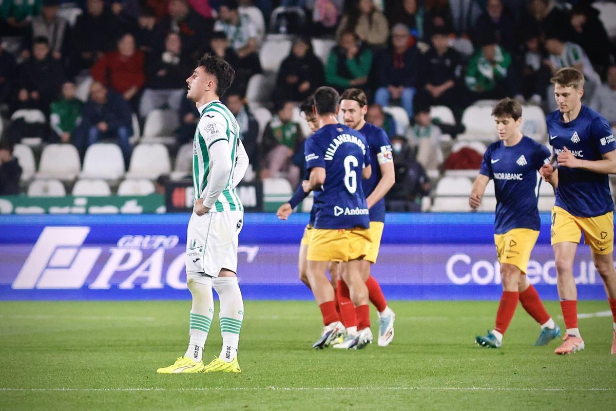 Ignasi Vilarrasa se lamenta tras uno de los goles del Andorra ante el Córdoba CF
