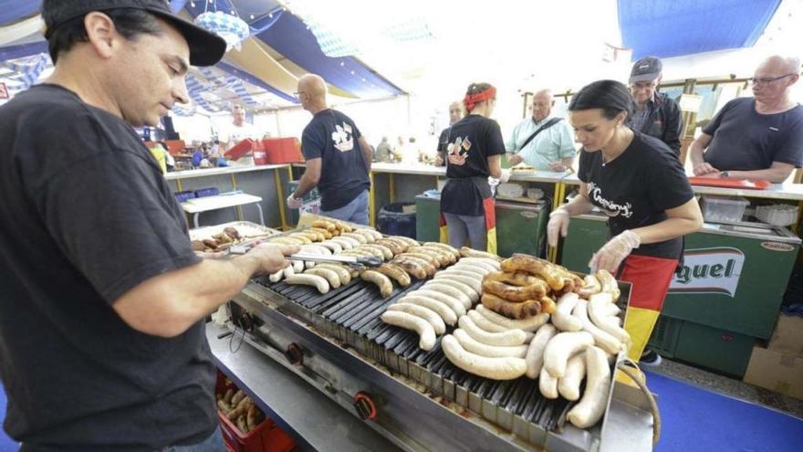 Torremolinos vive  hasta el próximo domingo la tercera edición de su particular Oktoberfest. La famosa fiesta de la cerveza alemana, que está asentada en localidades axárquicas como Algarrobo o Torrox-Costa, toma el relevo a cuantas celebraciones se desarrollan durante estas semanas en tierras germanas. La plaza de La Nogalera servirá de escenario para multitud de actividades festivas, entre las doce de la mañana y la medianoche, sin que falten las «charangas y los espectáculos propios del folclore germano». La fiesta se celebra en una gran carpa en la que tampoco faltarán las típicas salchichas gigantes.