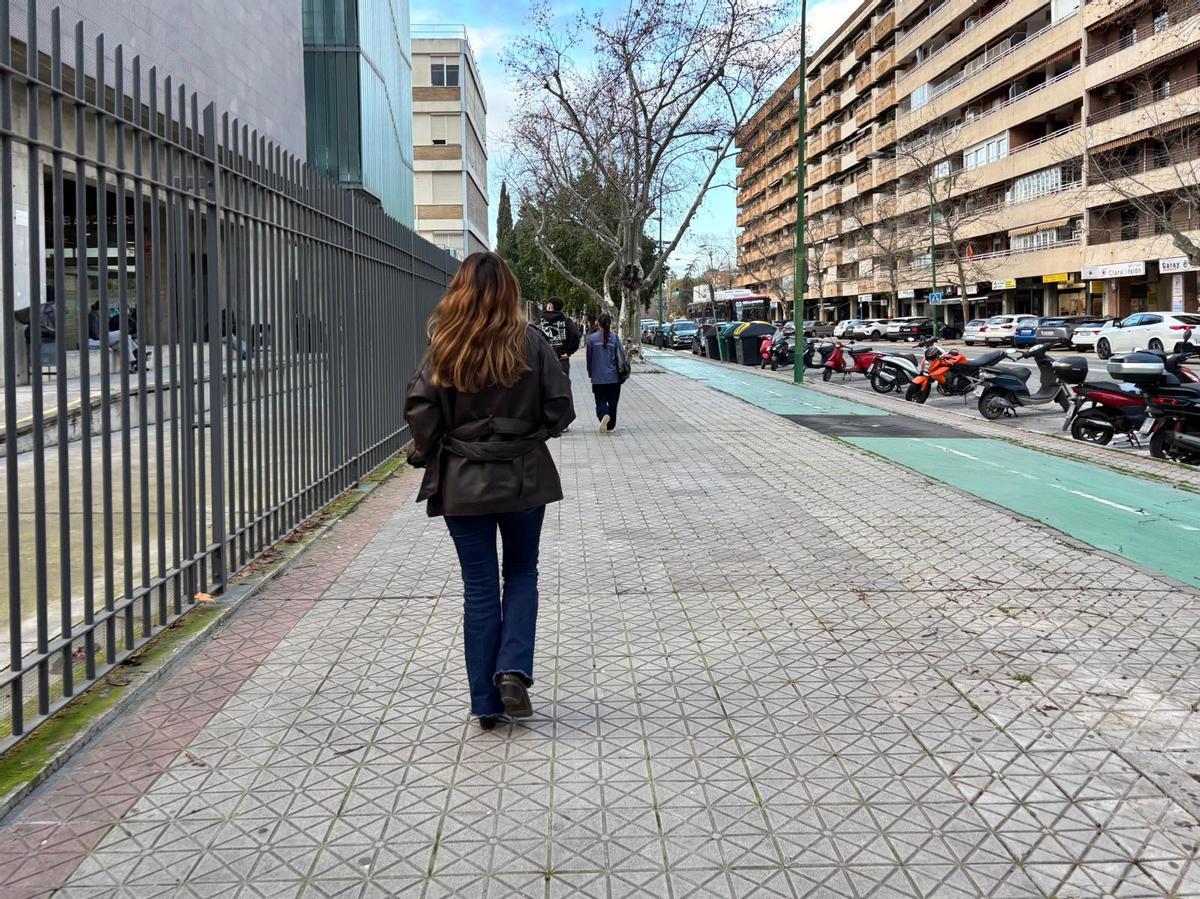 Una estudiante camina por la avenida Reina Mercedes de Sevilla.