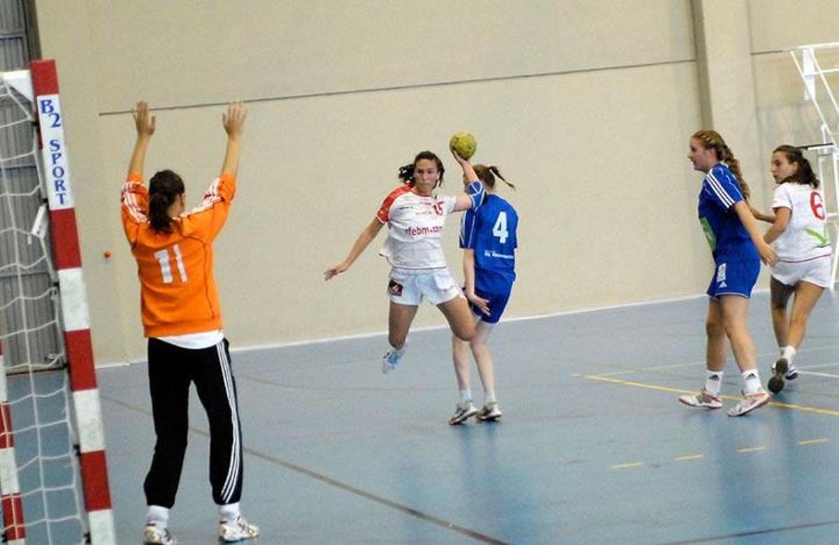 María Prieto lanza a portería en uno de los partidos de su debut internacional frente a Finlandia en Soria.