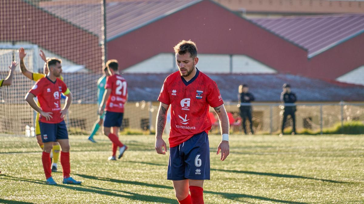 Los jugadores del Diocesano, cabizbajos tras la derrota ante el Navalcarnero.