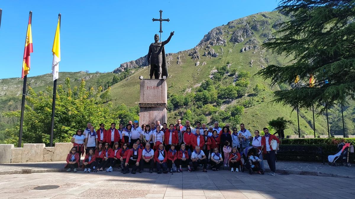 El grupo, en Covadonga, ante la estatua de Pelayo.