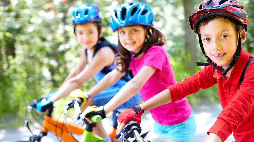 Niños en bicicleta.