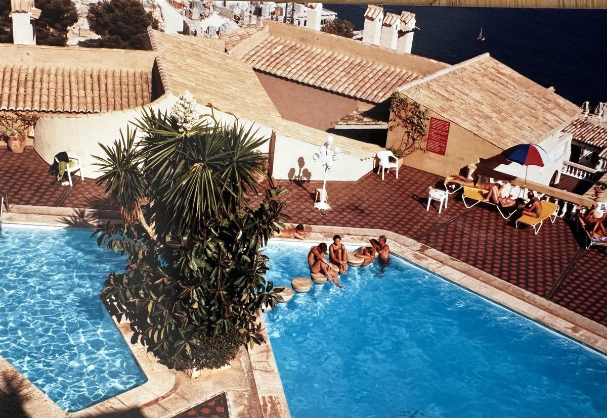 Am Pool der Wohnungsanlage Cala Fornells Aldea III.