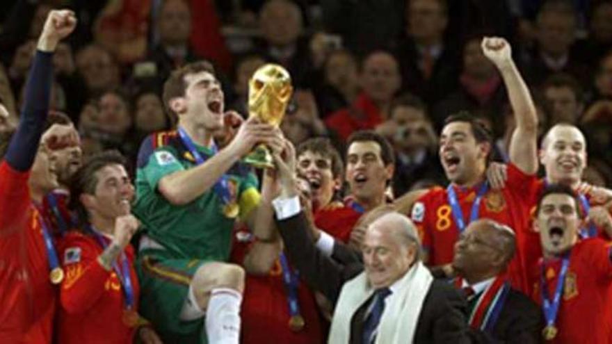 Iker Casillas levanta la Copa el 11 de julio de 2010 tras ganar La Roja el Mundial de Sudáfrica. / Juan Carlos Cárdenas / EFE