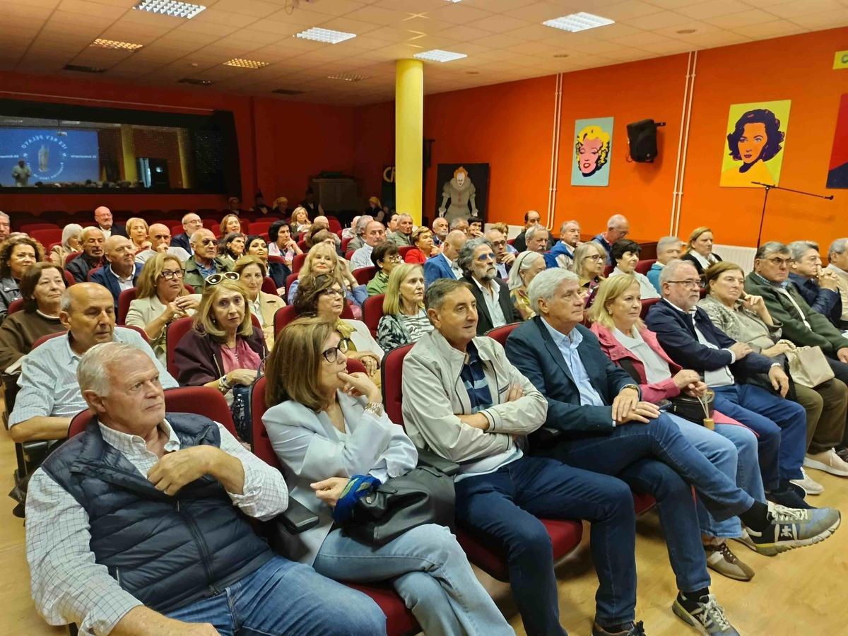 Los exalumnos durante la proyección.