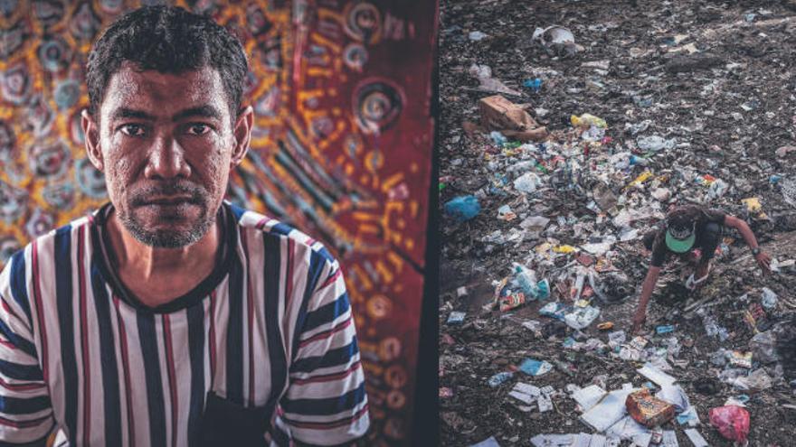 Sunny Daomani, jefe de la tribu Badjao en Cebú. Tiene 44 años y es animista. Playa bajo el poblado, donde debería haber arena blanca de coral solo hay plástico. El hombre busca cangrejos entre la basura.