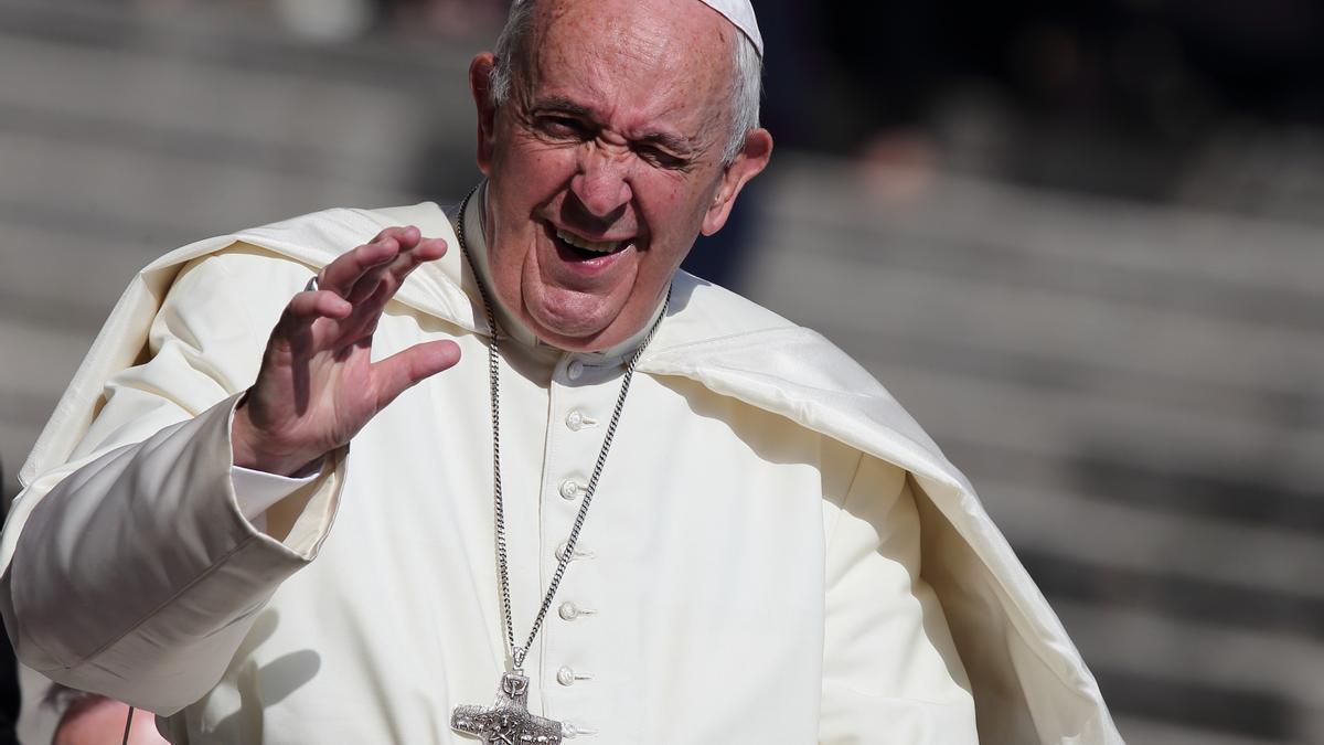 Papa Francisco saluda a los fieles.