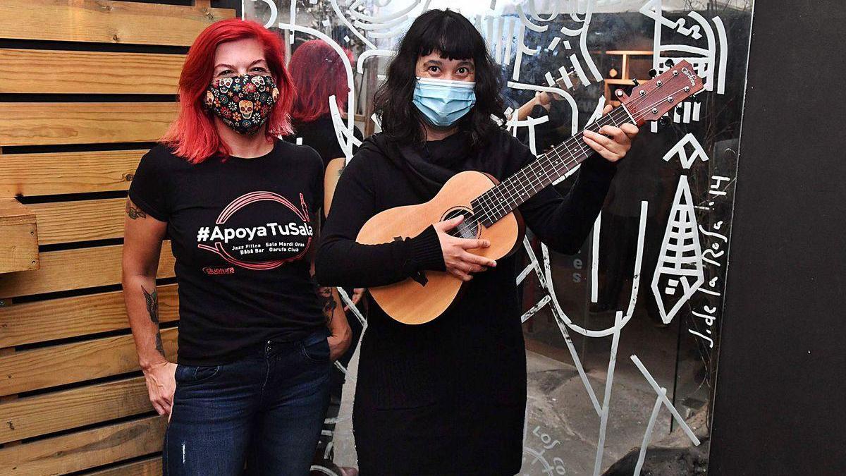 Las cantantes Marian Ledesma y Silvia Penide, ayer en el acceso a la sala de conciertos Bâbâ Bar, que acaba de cerrar.