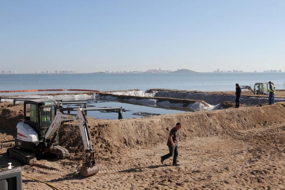 Así trabaja la brigada de limpieza en el Mar Menor