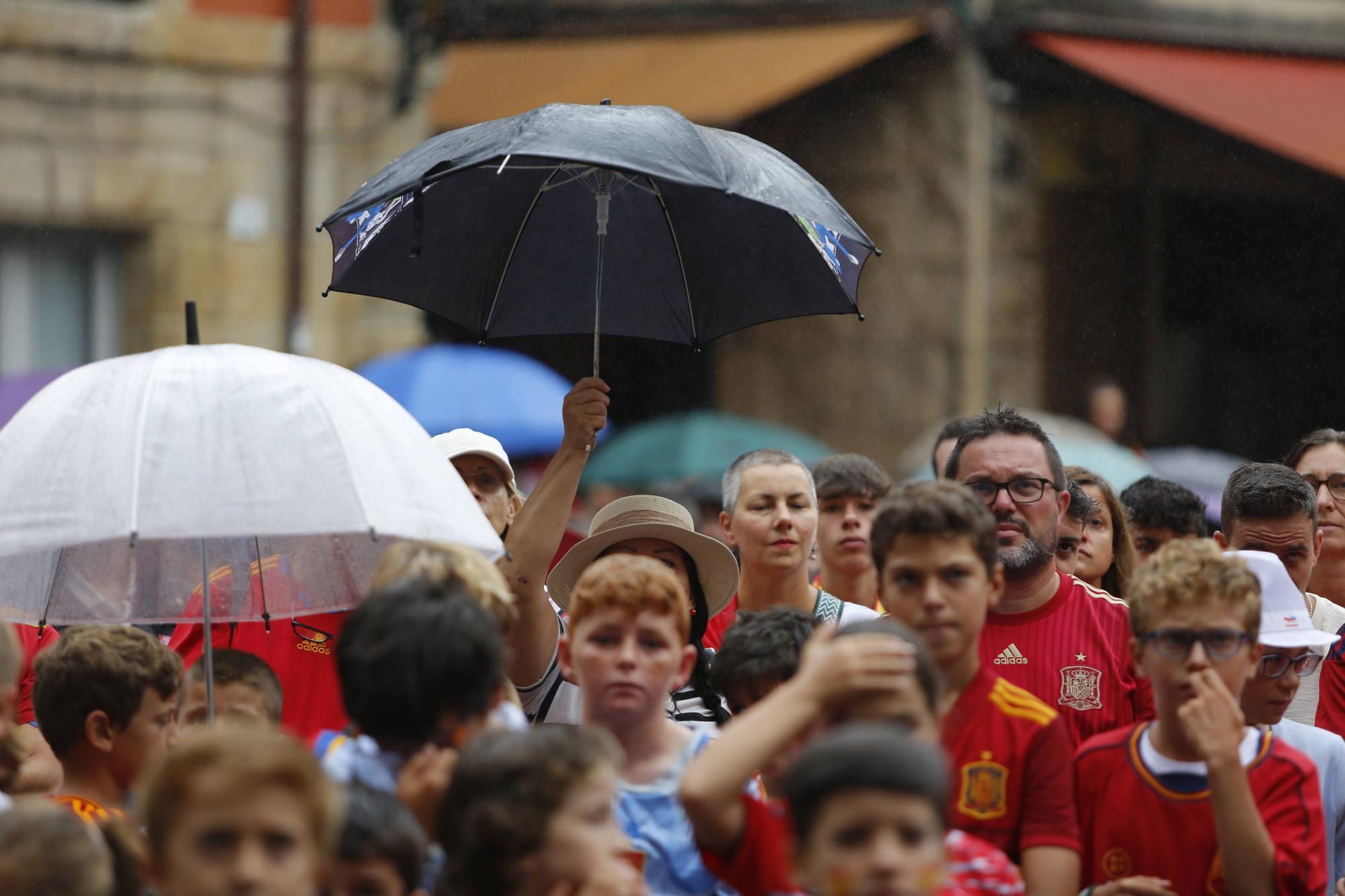 Gijón se vuelca (pese a la lluvia) animando a España en la final del Mundial de fútbol femenino